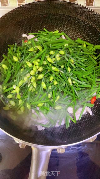 韭菜苔炒肉的做法步骤：4