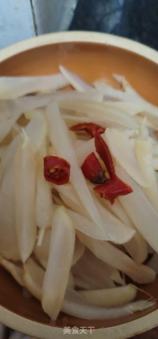 牛柳炒酸萝卜条的做法步骤：3