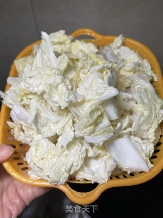 白菜粉丝肉丸汤的做法步骤：1