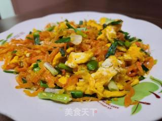 鸡蛋炒蒸红萝卜丝的做法