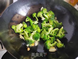 西兰花海鲜菇烧豆腐的做法步骤：5