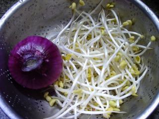 黄豆芽炒洋葱的做法步骤：1