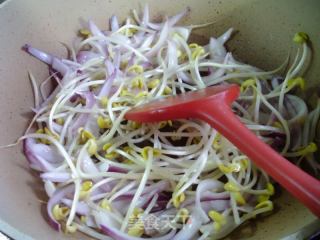 黄豆芽炒洋葱的做法步骤：3