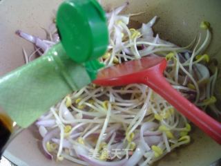 黄豆芽炒洋葱的做法步骤：4