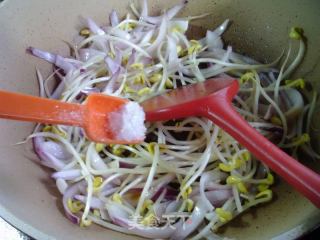 黄豆芽炒洋葱的做法步骤：6