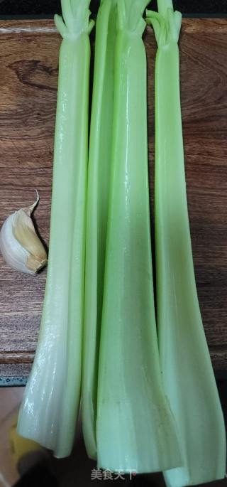 白灼西芹的做法步骤：1
