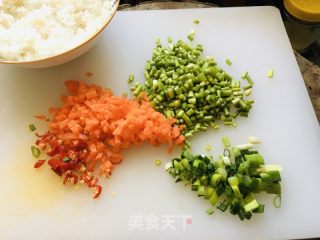三色炒饭的做法步骤：1