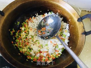 三色炒饭的做法步骤：6