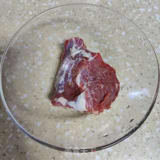 酸汤牛肉的做法步骤：1