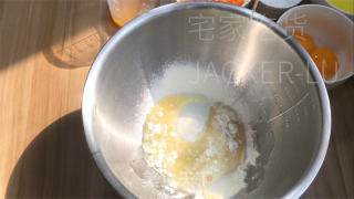 香橙古早蛋糕，香甜清新又入口即化，令人忍不住一口接一口。的做法步骤：3