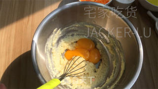 香橙古早蛋糕，香甜清新又入口即化，令人忍不住一口接一口。的做法步骤：5