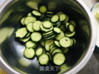 炝拌黄瓜圈的做法步骤：2