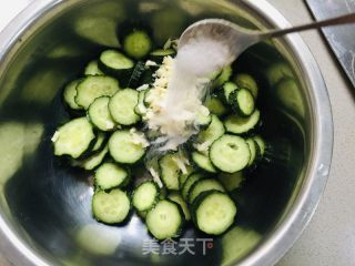 炝拌黄瓜圈的做法步骤：3