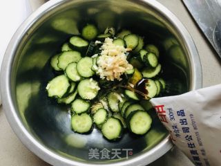 炝拌黄瓜圈的做法步骤：6