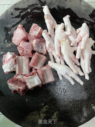排骨烧鸡爪的做法步骤：2
