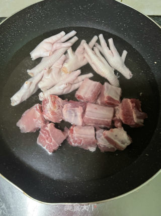排骨烧鸡爪的做法步骤：3