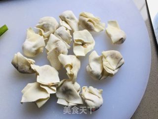清汤馄饨的做法步骤：1