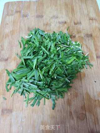 韭菜炒蒸枸蒲穗的做法步骤：3
