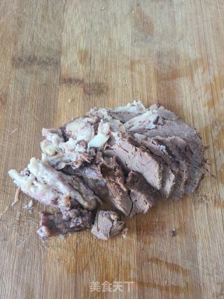 卤驴肉炒杏鲍菇的做法步骤：2