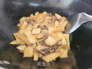 卤驴肉炒杏鲍菇的做法步骤：3
