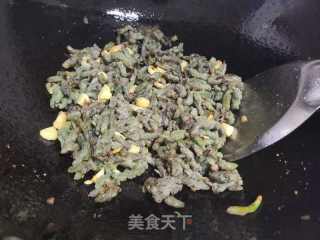 大蒜炒蒸枸蒲穗的做法步骤：4