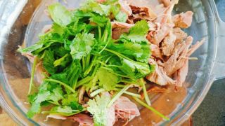 凉拌鸭腿丝的做法步骤：4