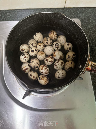 鹌鹑蛋烧鸡爪的做法步骤：1
