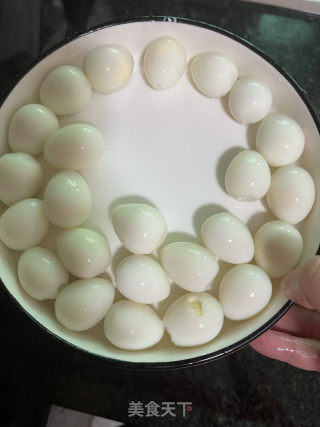 鹌鹑蛋烧鸡爪的做法步骤：2