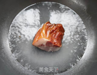 双椒炒腊肉的做法步骤：1