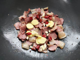 双椒炒腊肉的做法步骤：6
