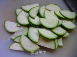 虾皮炒西葫芦的做法步骤：2