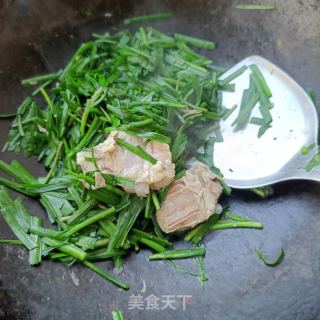 排骨汤炒韭菜的做法步骤：10