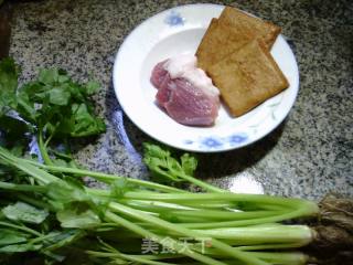 猪肉香干炒芹菜的做法步骤：1