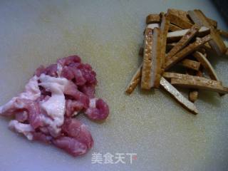 猪肉香干炒芹菜的做法步骤：2