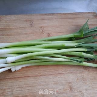 精五花炒蒜苗的做法步骤：1