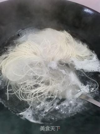 葱油汤面的做法步骤：2