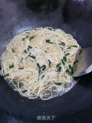 葱油汤面的做法步骤：9