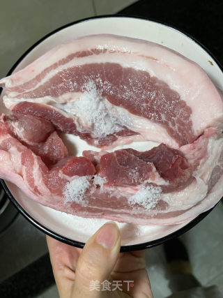 腐竹焖五花肉的做法步骤：1