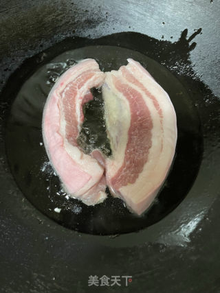 腐竹焖五花肉的做法步骤：2