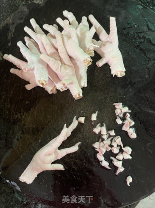 五花肉焖鸡爪的做法步骤：1