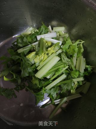 腐竹芹菜炒腊肠的做法步骤：1