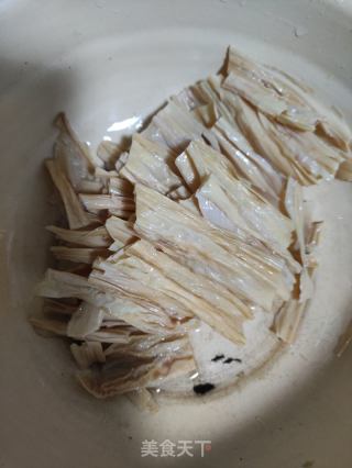 腐竹芹菜炒腊肠的做法步骤：2