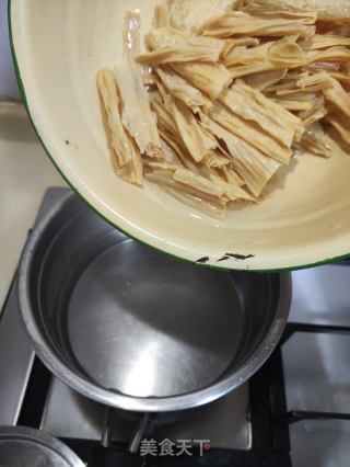 腐竹芹菜炒腊肠的做法步骤：4