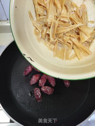腐竹芹菜炒腊肠的做法步骤：6