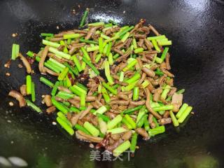 卤鸭肠炒蒜苔的做法步骤：3