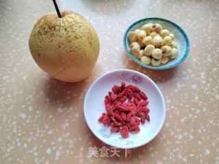 枸杞莲子雪梨汤的做法步骤：1