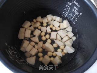 枸杞莲子雪梨汤的做法步骤：3
