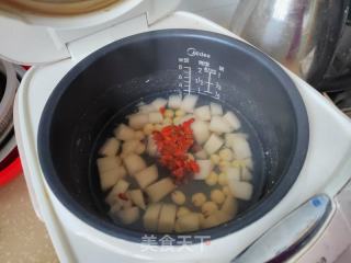 枸杞莲子雪梨汤的做法步骤：4