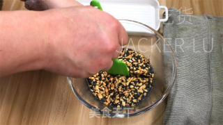 抹茶青团，味道清香，色泽翠绿，超香黑芝麻花生馅的做法步骤：11