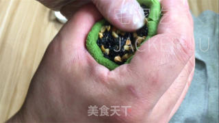 抹茶青团，味道清香，色泽翠绿，超香黑芝麻花生馅的做法步骤：13